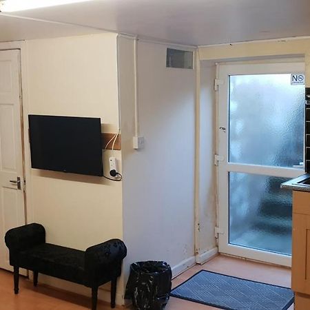 Апартаменты Private Basement Studio Flat With Modern Features Хаддерсфилд Экстерьер фото
