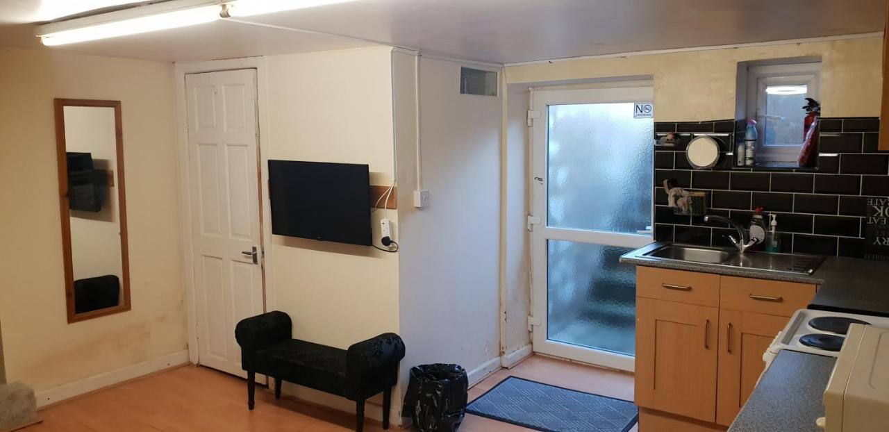 Апартаменты Private Basement Studio Flat With Modern Features Хаддерсфилд Экстерьер фото