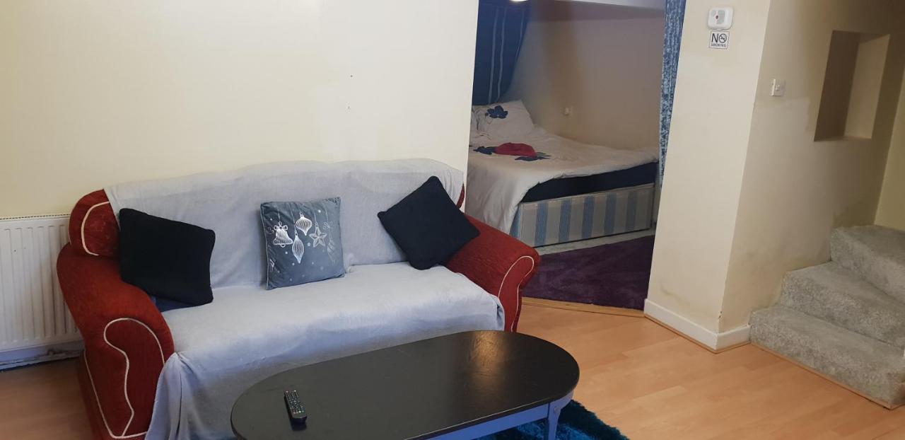 Апартаменты Private Basement Studio Flat With Modern Features Хаддерсфилд Экстерьер фото