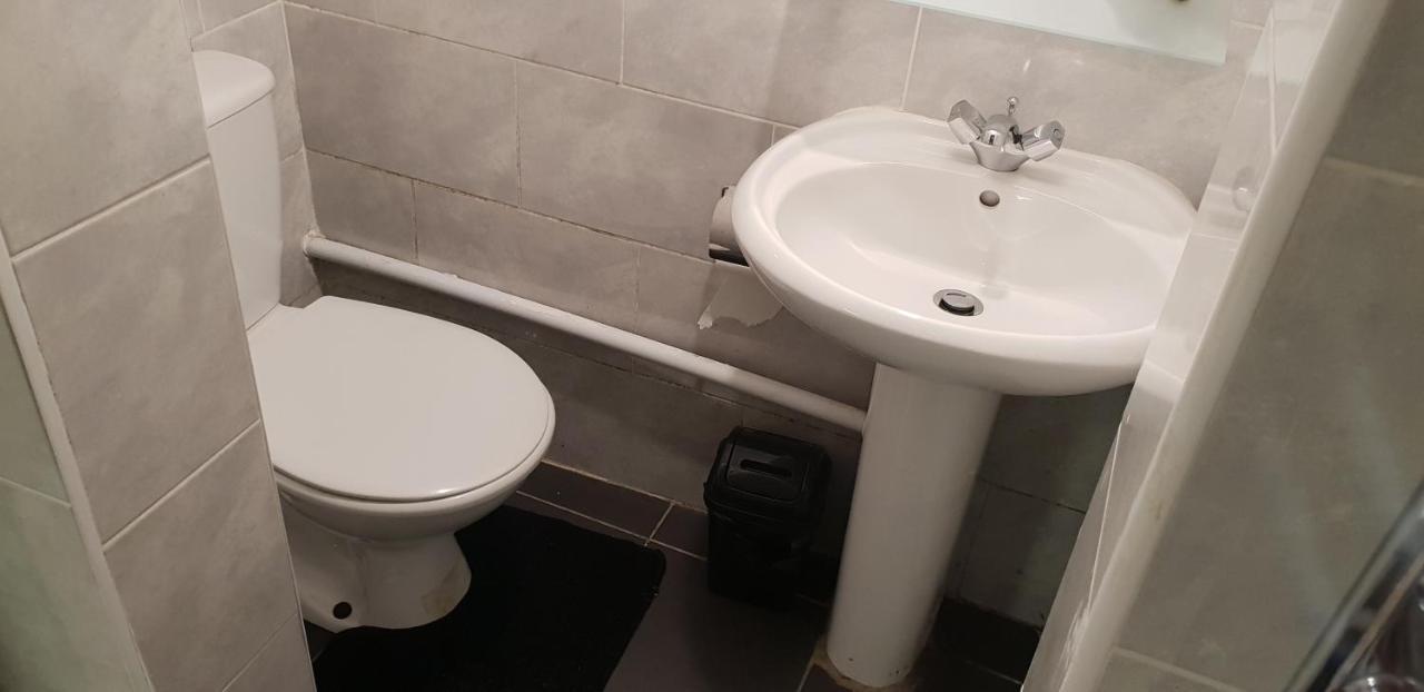 Апартаменты Private Basement Studio Flat With Modern Features Хаддерсфилд Экстерьер фото