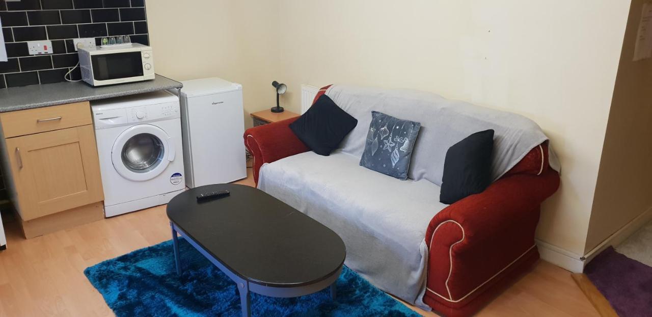 Апартаменты Private Basement Studio Flat With Modern Features Хаддерсфилд Экстерьер фото